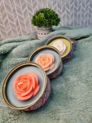 Vela rosa na lata