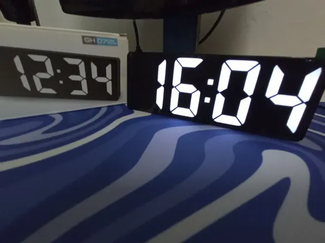 Relógio novo na caixa LACRADO. TEM ALARME E OUTROS..