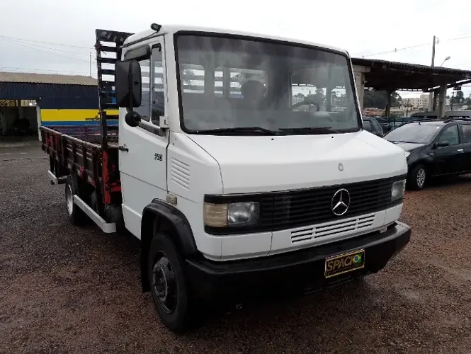 MB 710 carroceria dir hidr, turbo ,vidros e travas e alarme  ano 2000
