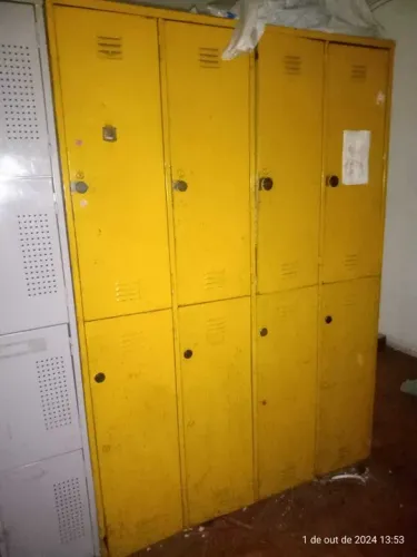 Armário de Aço pintado de amarelo de 8 portas