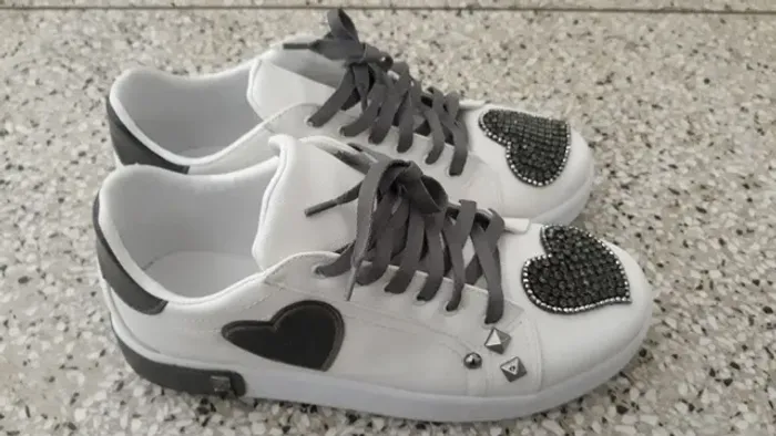 Tênis com pedras de strass