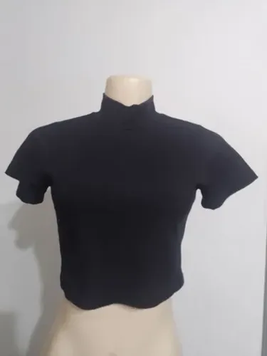 Cropped preto canelado gola alta - tamanho P