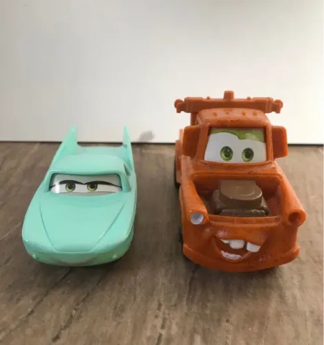 miniaturas McDonalds filme carros Disney mate e flo anos 2000