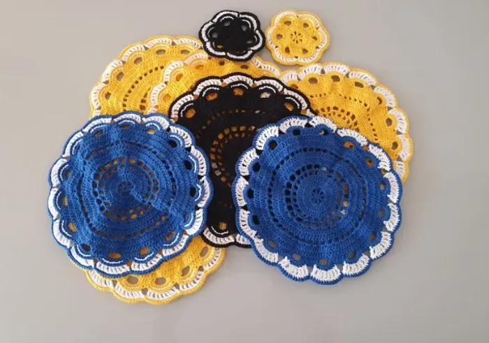 Jogo americano em crochê redondo - azul, preto ou amarelo    