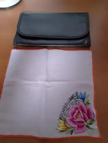 Lenço bordado com flor e porta colar em couro, tudo sem uso 