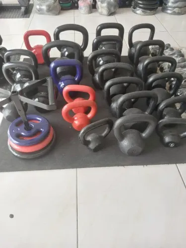 Kettlebells pintados e emborrachados
