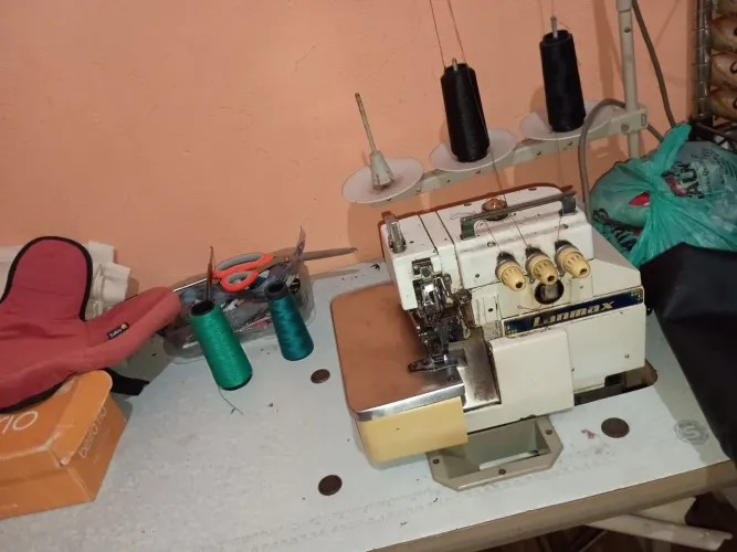 Pego lotes de peça de roupas pra fazer eh casa