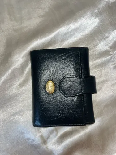 Carteira Unisex preta com detalhes dourados LEGÍTIMO