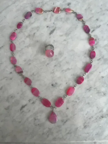 conjunto de colar e anel em ágata rosa