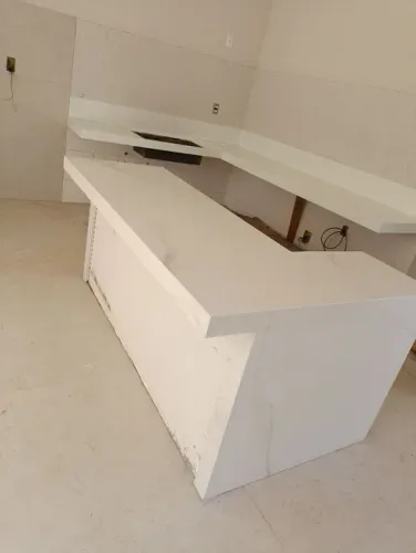 Ilhas, bancadas e escadas