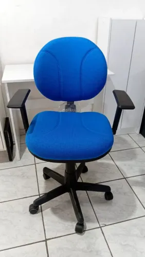 Cadeira estofada giratória azul 