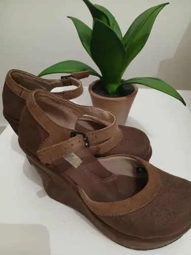 Sandália Anabela Marrom semi nova Marca Reef Linda. Comprada na loja shopping