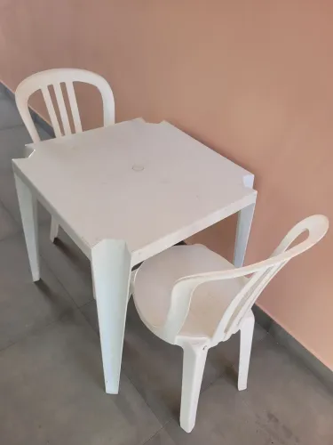 Mesa e cadeira de plastico,  entrego 