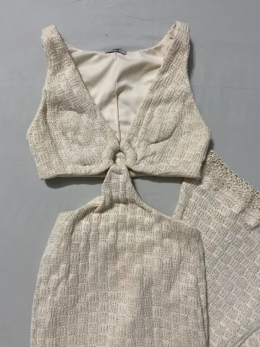 Vestido em tela tipo crochê off white