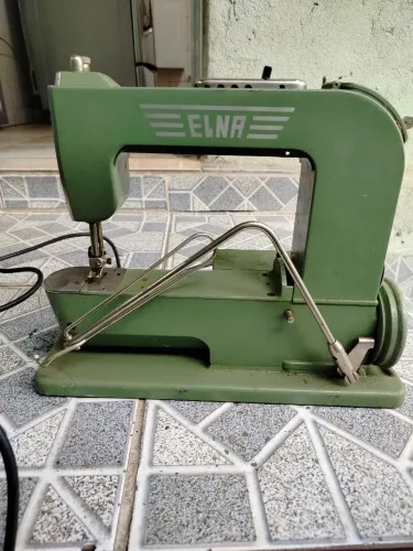 Máquina de costura antiga para conserto  não funciona 