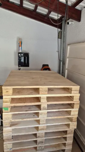 Pallets seminovos, compensado 3 centímetros de espessura, medida 1.10 por 1.30 resistente