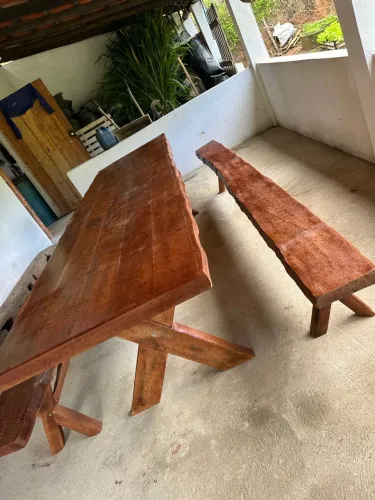 Conjunto de mesa e banco de madeira rústica