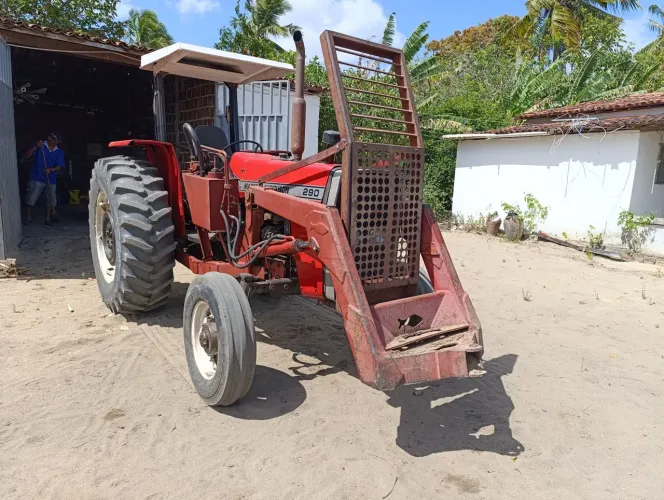 Trator Massey Ferguson 290. ano 2005. Com equipamentos.
