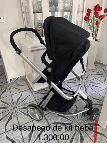 Carrinho de bebê semi novo completo