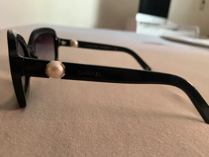 Óculos Chanel com detalhe em pérola 