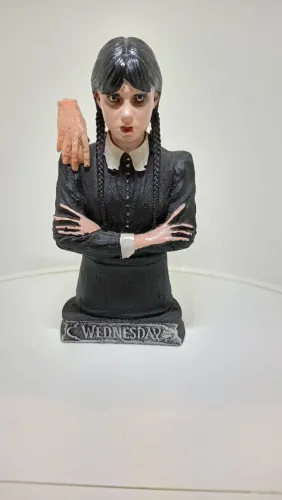 Estátua Wednesday Addams com Mãozinha