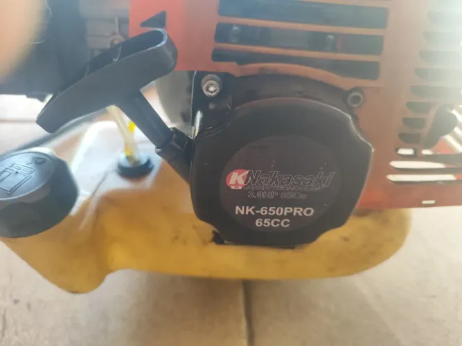 Roçadeira nakasaki gasolina .