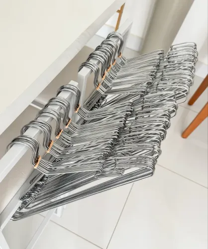 Kit 100 cabides de aço c/ cava 