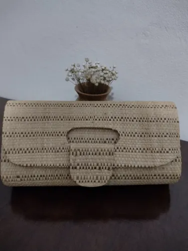 Clutch de Palha Artesanal - Elegância Natural