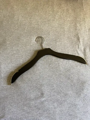 Lote de cabide de madeira na cor preta 100un