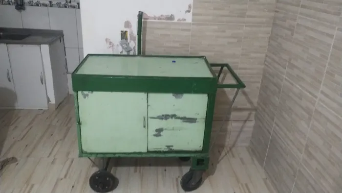 Carrinho de comércio para vender lanche,churrasco, l. Todo reforçado. Aceito trocas