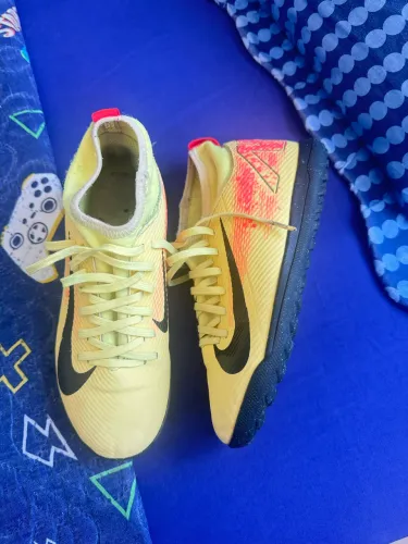 Chuteira da Nike society 