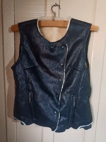 Colete Feminino de Couro Sintético com Forro