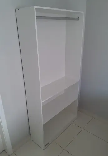 Estante cabideiro com prateleira