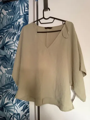 Blusa verde com decote em V