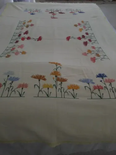 Toalha para Mesa Grande Bordada a Mão em Ponto Cruz.