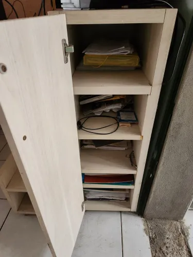 Armário de escritório com prateleiras
