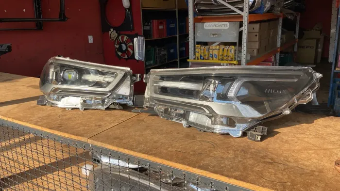 Faróis Hilux 2021/25 elétrico com Led Aro cromado