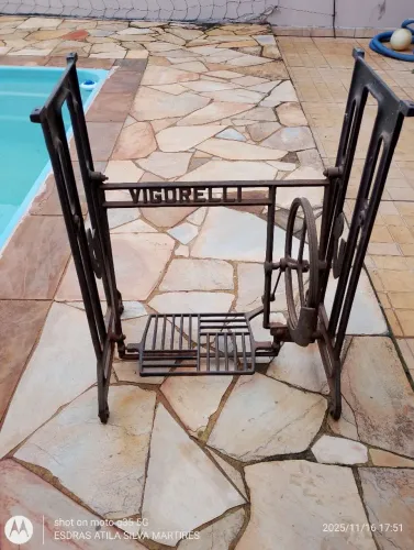 Pé de máquina de costura antiga.