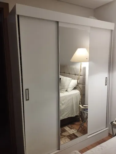 Roupeiro 3 portas de correr com espelho