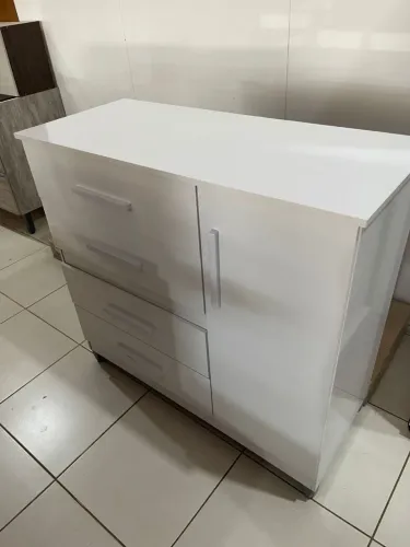 Cômoda branca com gavetas e porta