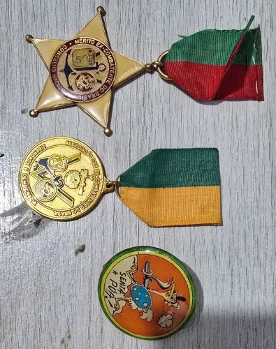 Conjunto medalhas e boton Senta a Pua