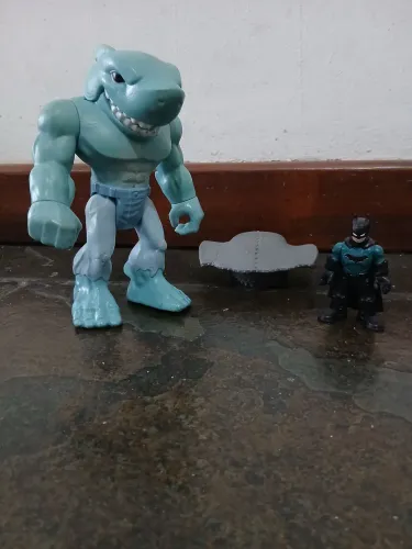 Imaginext DC Super Friends Batman e King Shark da Fisher-Price/Mattel.