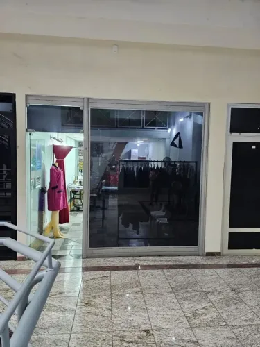 Loja com mezanino em Centro Comercial na Glória