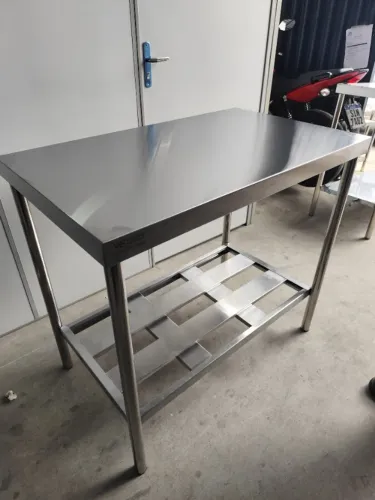 Bancada em Aço Inox 180X70cm, Rodobanca Integrada, Prateleira Gradeada, Tampo 22