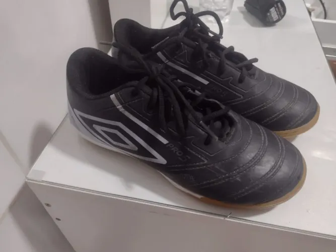 Chuteira Umbro 37