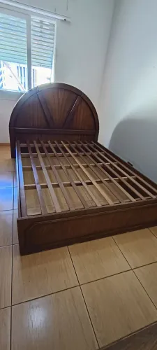 Cama de casal em madeira maciça com colchão