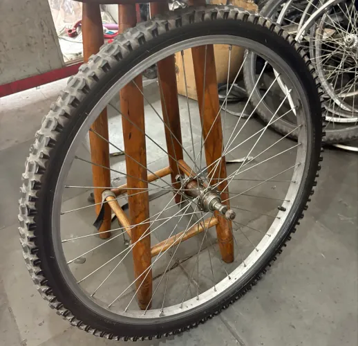 Roda para Bicicleta Usada Aro 26 Traseira Alinhada com Pneu e Câmara de Ar 