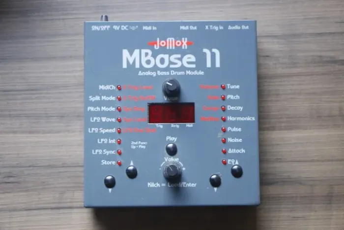 Jomox MBase 11 - Sintetizador de percussão