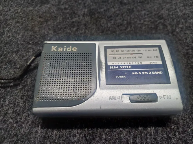 RADIO AM/FM A PILHA SAIDA FONE DE OUVIDO FUNCIONANDO ANTENA QUEBRADA