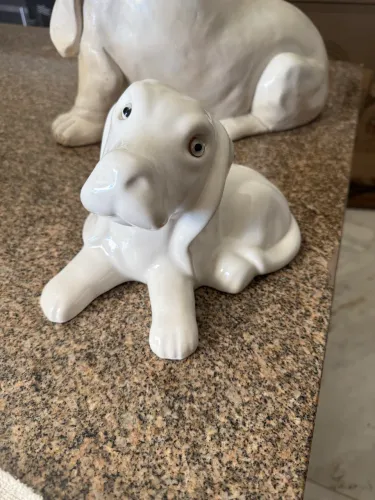 Escultura de Cachorro Basset Hound em Porcelana com Olhos de Vidro - Vintage